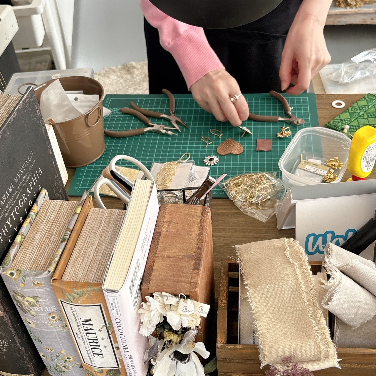 アクセサリーパーツを工具で組み立てる制作風景